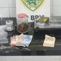 Imagem referente a Suspeitos pedem 1 minuto para PM mas são encontrados destruindo drogas em residência
