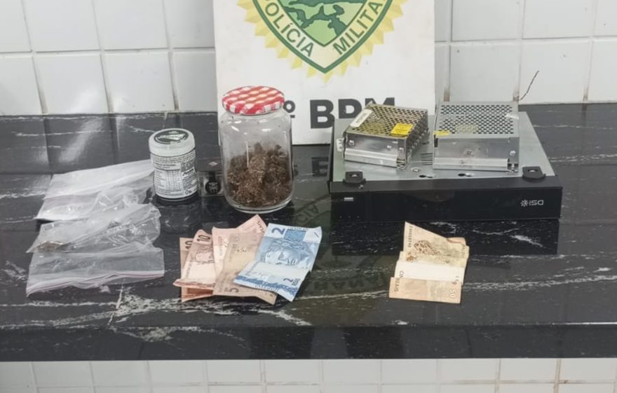 Suspeitos pedem 1 minuto para PM mas são encontrados destruindo drogas em residência