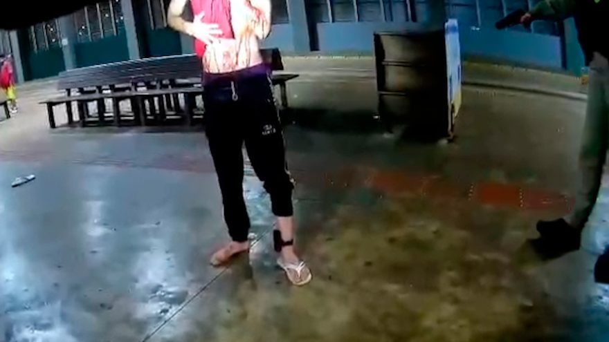 Assista: Homem esfaqueado no pescoço volta a ser atacado pelo agressor na frente da PM no Terminal Oeste