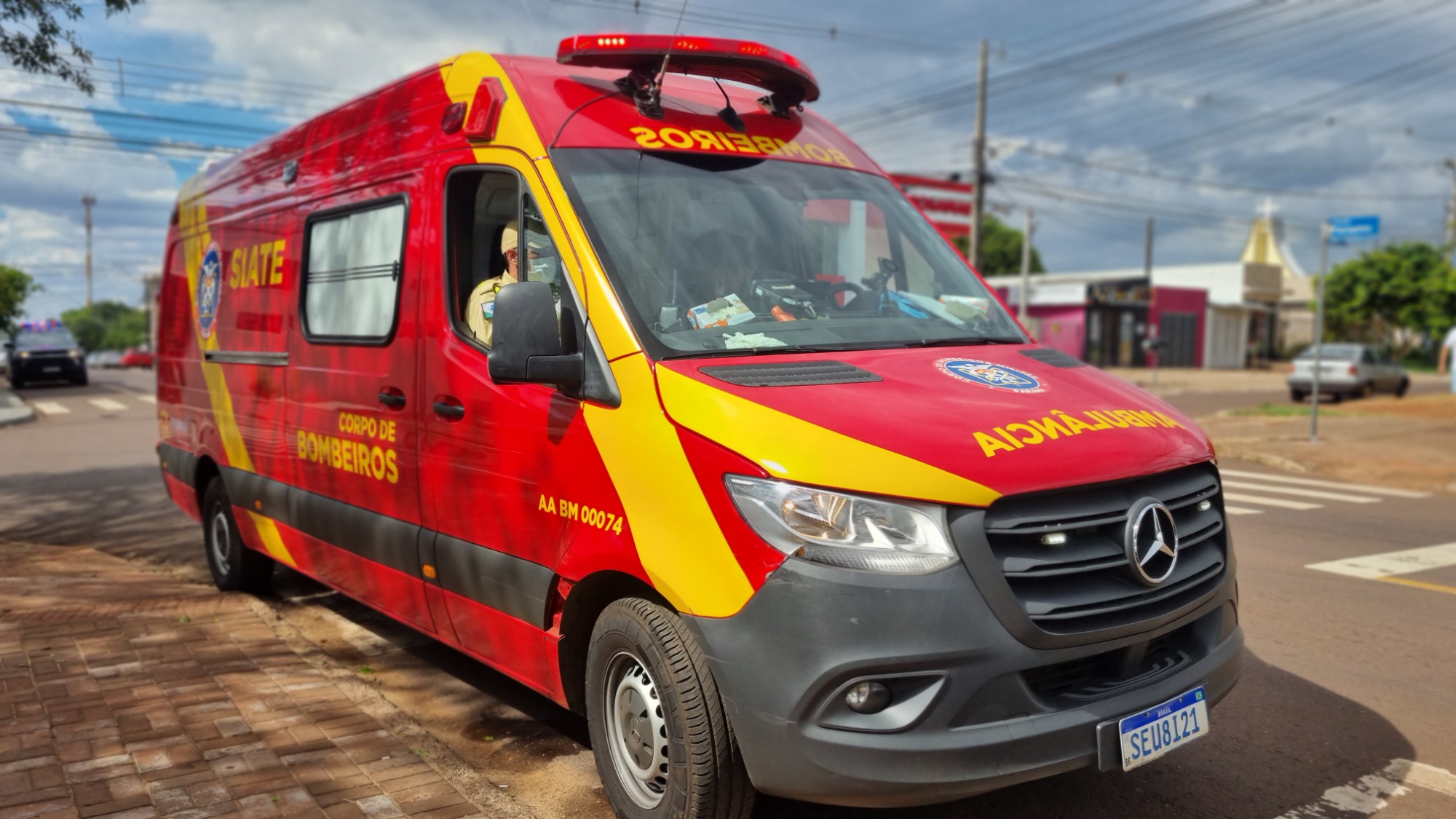 Homem cai em fosso de troca de óleo e tem suspeita de fratura