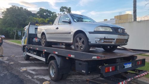 Saveiro furtada no Cascavel Velho é localizada abandonada no Turisparque Imagem referente a Saveiro furtada no Cascavel Velho é localizada abandonada no Turisparque