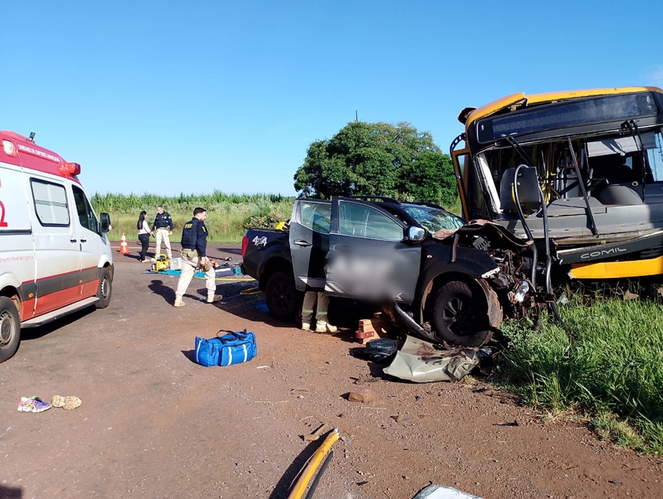 Acidente entre caminhonete e ônibus deixa seis feridos na BR-272 em Campo Mourão