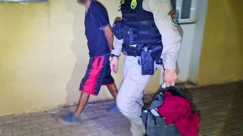 Ex-companheiro é conduzido à delegacia após ameaças em frente à residência da vítima no bairro Neva Imagem referente a Ex-companheiro é conduzido à delegacia após ameaças em frente à residência da vítima no bairro Neva