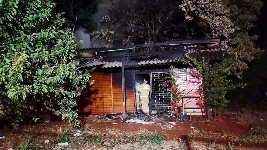 Bombeiros combatem incêndio em imóvel antigo na Avenida Tancredo Neves