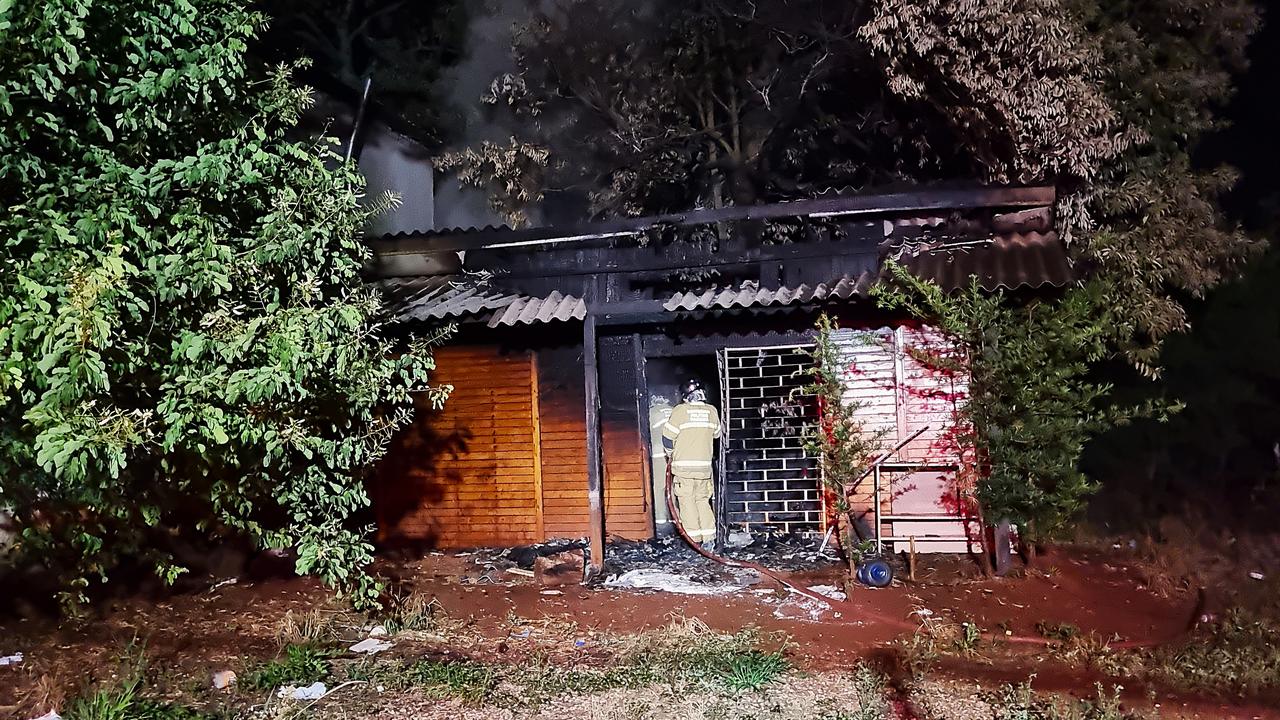 Bombeiros combatem incêndio em imóvel antigo na Avenida Tancredo Neves