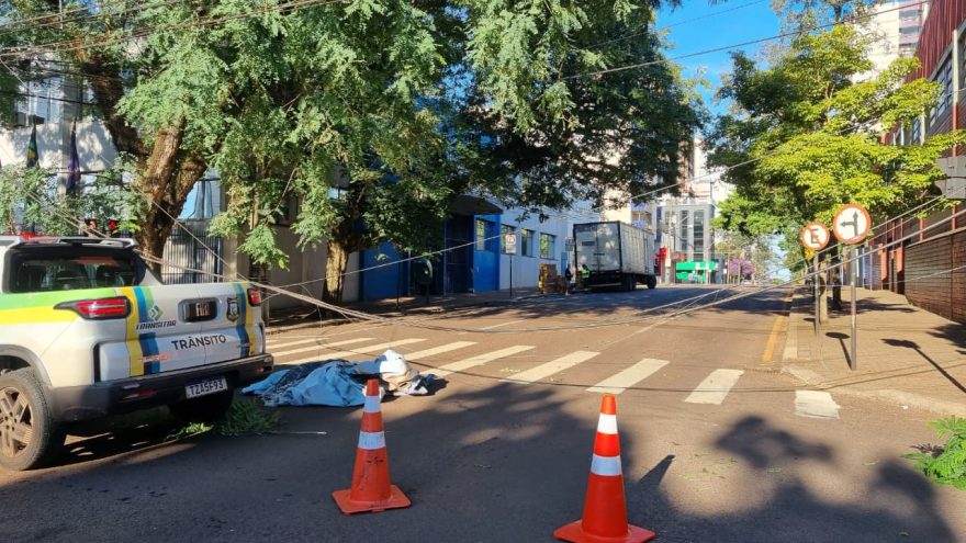 Caminhão enrosca em fios de telefonia e internet no Centro