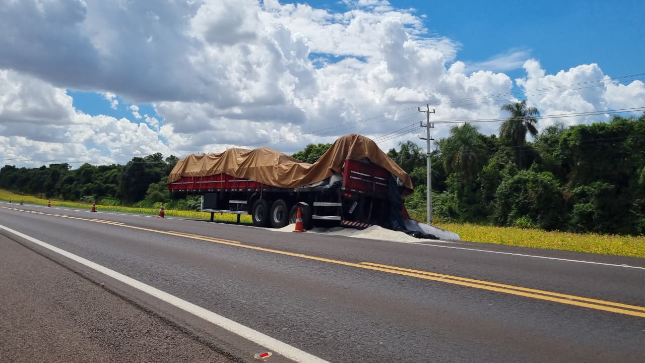 Carga de arroz permanece na rodovia após caminhão pegar fogo na BR-277, em Santa Tereza do Oeste Carga de arroz permanece na rodovia após caminhão pegar fogo na BR-277, em Santa Tereza do Oeste