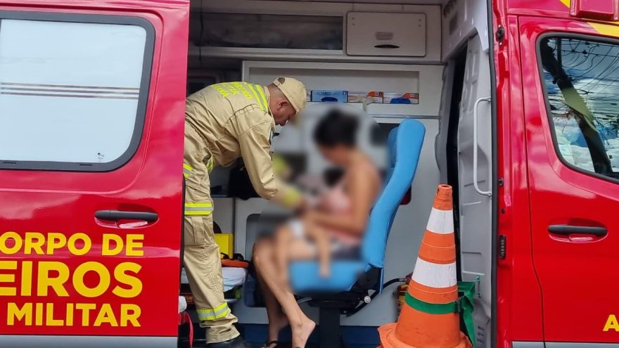 Criança bate a cabeça ao cair na calçada no Santa Felicidade