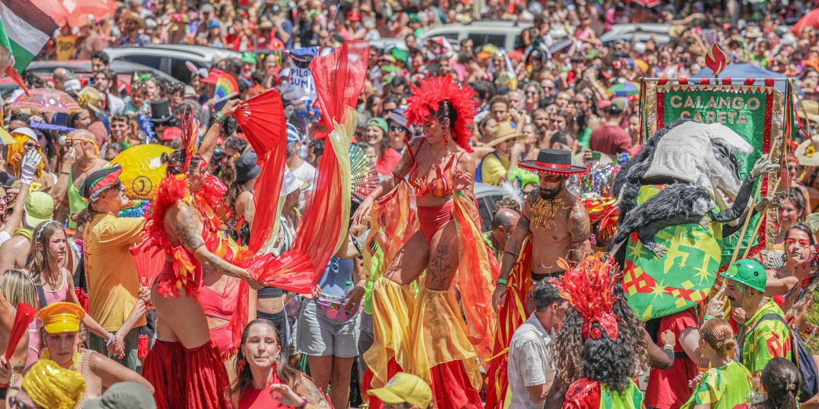 Calango Careta ocupa Brasília com alegorias, orquestra e arte circense Calango Careta ocupa Brasília com alegorias, orquestra e arte circense