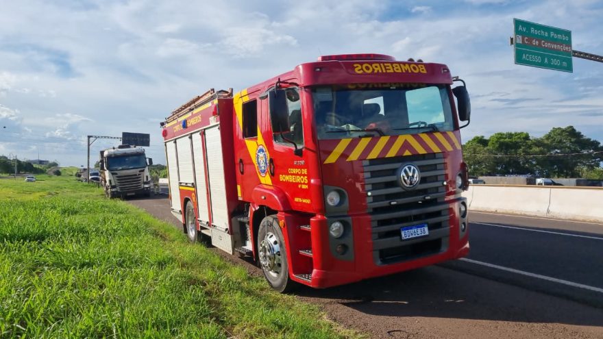 Caminhão apresenta vazamento de óleo na BR-467 e deixa pista perigosa; bombeiros são acionados