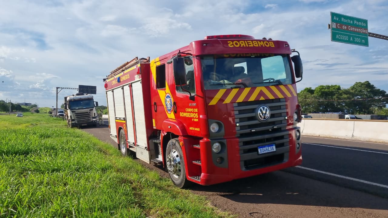 Caminhão apresenta vazamento de óleo na BR-467 e deixa pista perigosa; bombeiros são acionados Caminhão apresenta vazamento de óleo na BR-467 e deixa pista perigosa; bombeiros são acionados