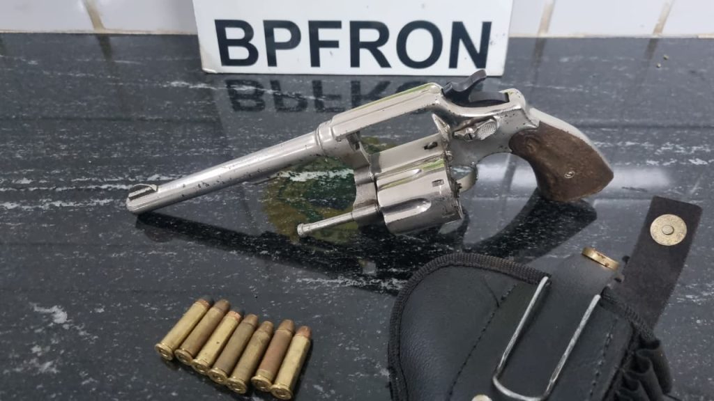 Rapaz de 32 anos é detido com revólver durante abordagem do BPFron