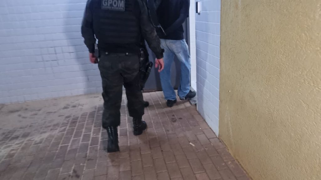Delivery de drogas: Jovem é detido por tráfico durante bloqueio da GPOM