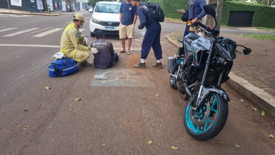 Motociclista fica ferido após colisão com carro na Rua Londrina