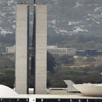 Imagem referente a Lula sanciona, com vetos, reajuste salarial para cargos do Legislativo