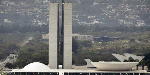 Lula sanciona, com vetos, reajuste salarial para cargos do Legislativo Imagem referente a Lula sanciona, com vetos, reajuste salarial para cargos do Legislativo