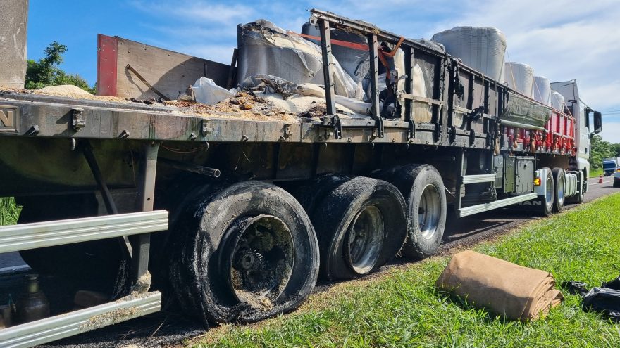 Após incêndio em caminhão, transbordo de carga gera obstrução na rodovia BR-277