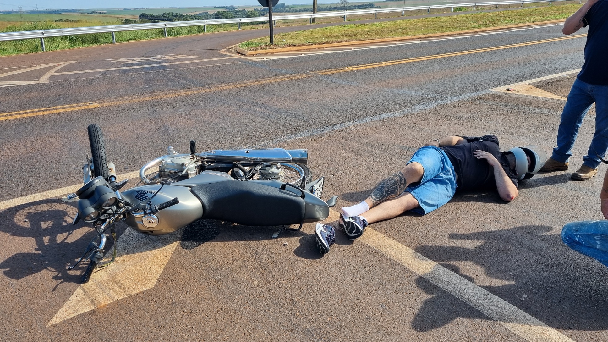 Motociclista fica ferido em colisão com Corolla na BR-277 Motociclista fica ferido em colisão com Corolla na BR-277