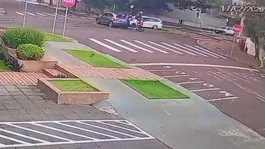 Câmera flagra colisão entre três veículos que deixou duas pessoas feridas em Cascavel
