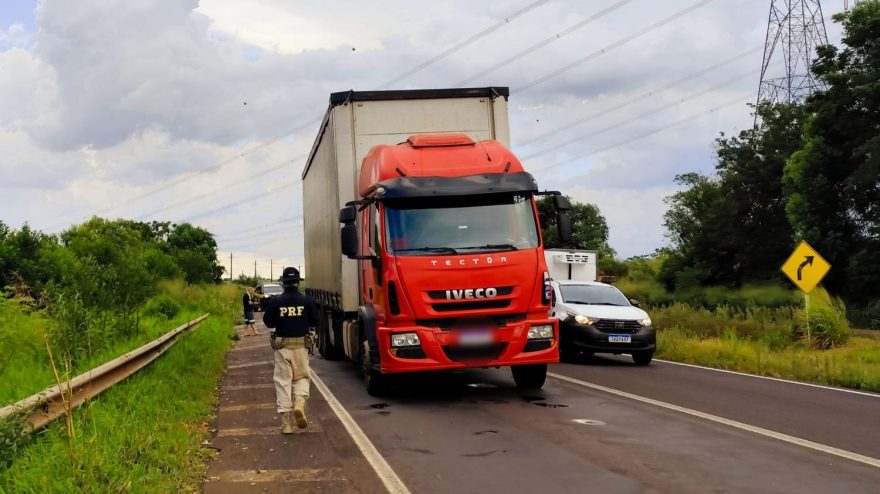 Trecho da BR-163 fica parcialmente interditado após caminhão apresentar falha mecânica