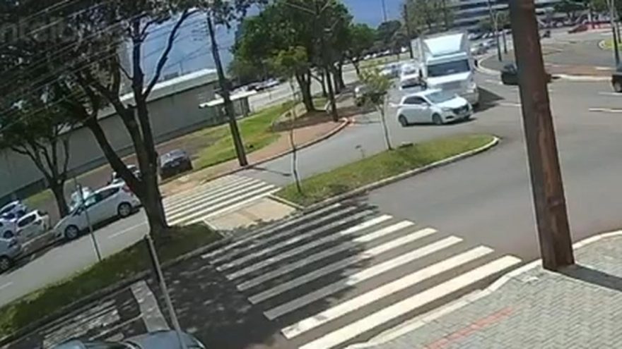 Carro e caminhão colidem na Avenida Brasil em Cascavel