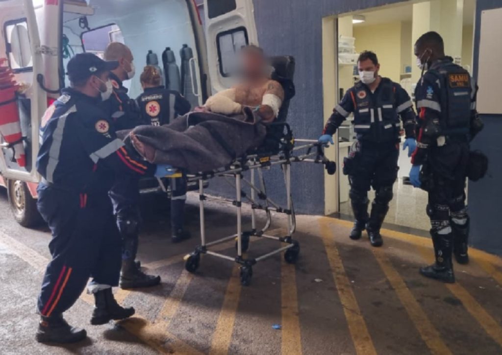 Vítimas da queimadura em empresa de Cascavel chegam ao Hospital Universitário
