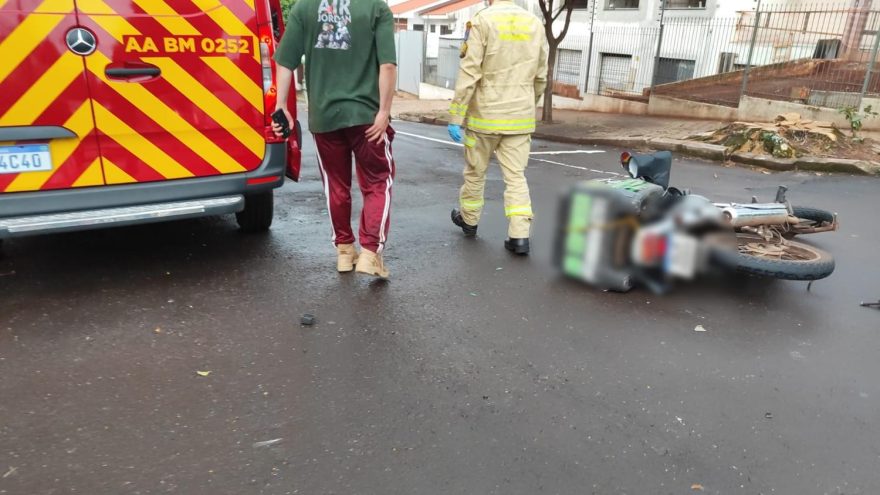 Acidente entre Peugeot, March e moto deixa uma vítima no Centro de Cascavel
