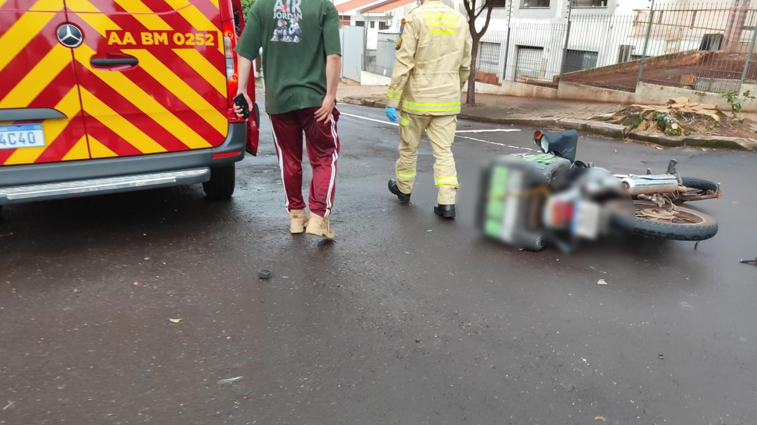 Acidente entre Peugeot, March e moto deixa uma vítima no Centro de Cascavel Acidente entre Peugeot, March e moto deixa uma vítima no Centro de Cascavel