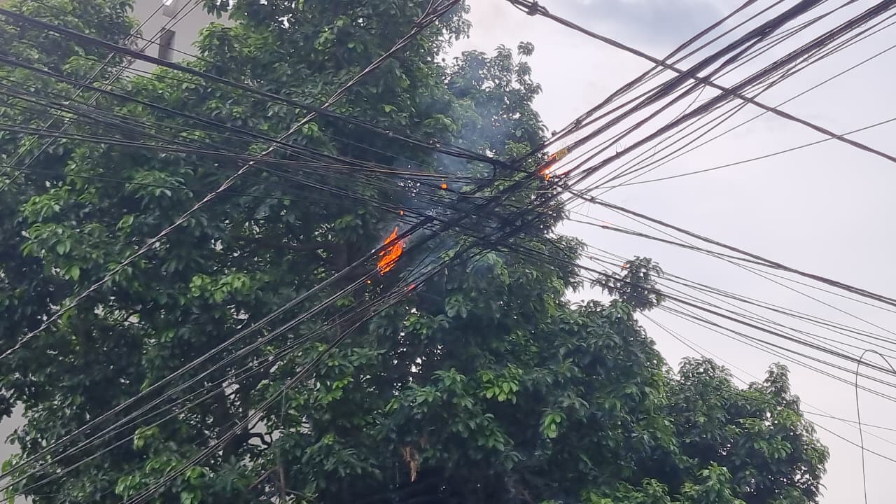 Fios pegando fogo chamam a atenção no Centro de Cascavel Fios pegando fogo chamam a atenção no Centro de Cascavel