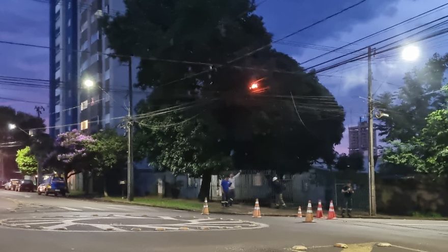 Incêndio em fiação exige desligamento de energia no Centro