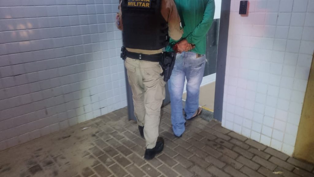PM detém suspeito de ameaçar companheira com facão em Cascavel PM detém suspeito de ameaçar companheira com facão em Cascavel
