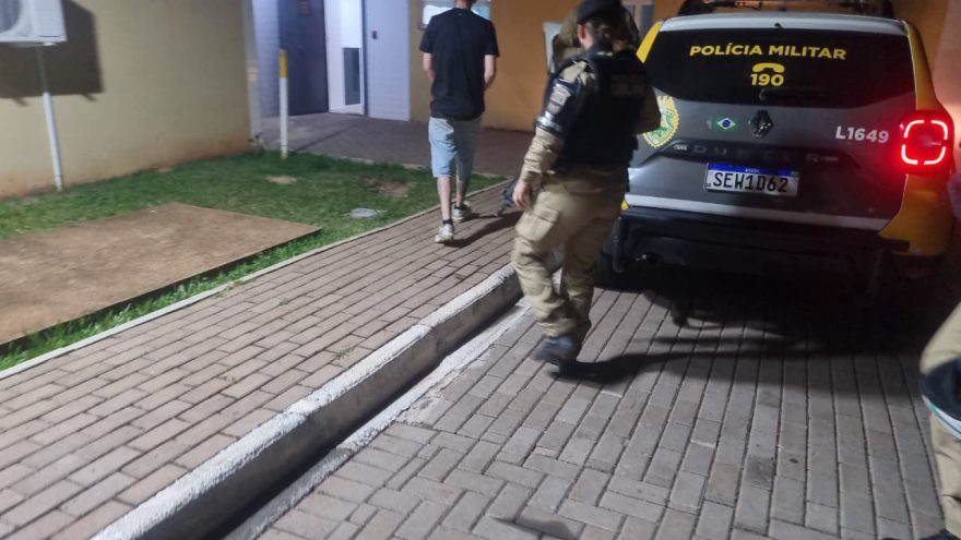 Detido é levado para a delegacia após agressão na Rua Rio da Paz