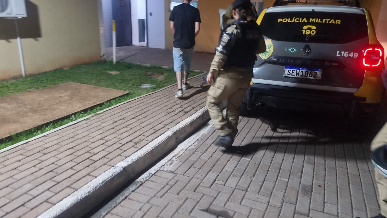 Detido é levado para a delegacia após agressão na Rua Rio da Paz Detido é levado para a delegacia após agressão na Rua Rio da Paz