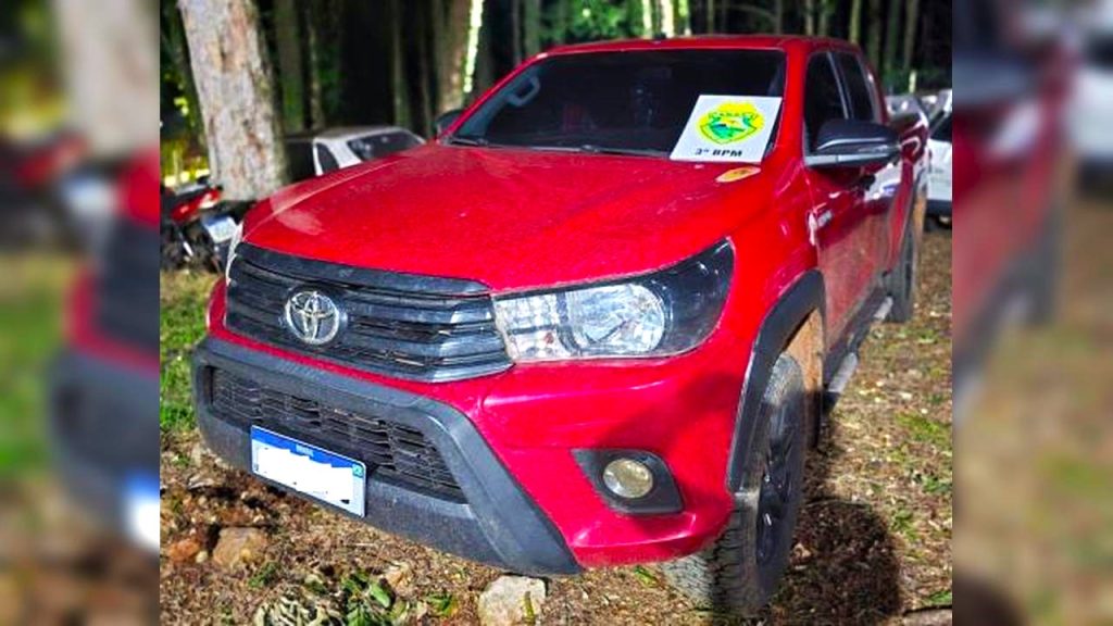 Patrulha Rural encontra em uma mecânica caminhonete suspeita de uso em contrabando