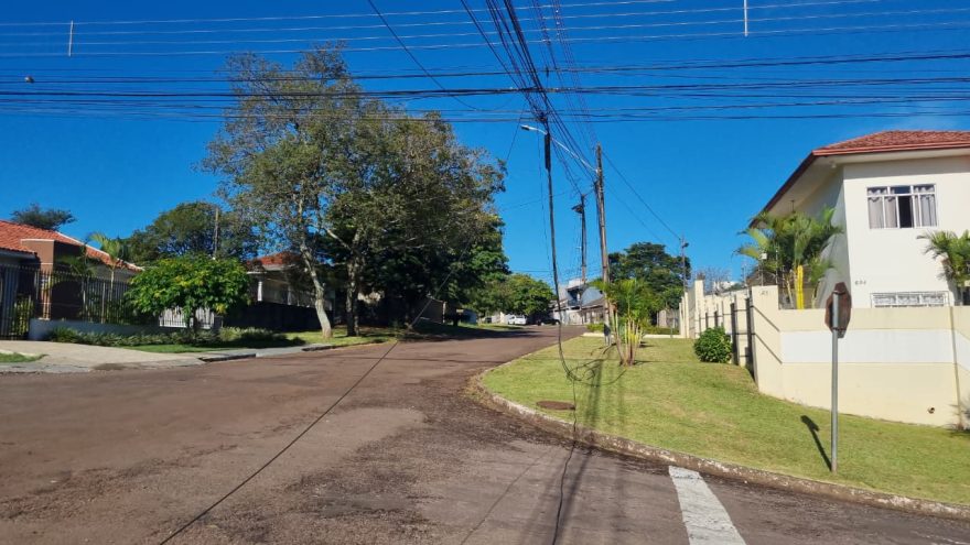 Atenção! Cabos pendurados no Universitário podem provocar acidentes