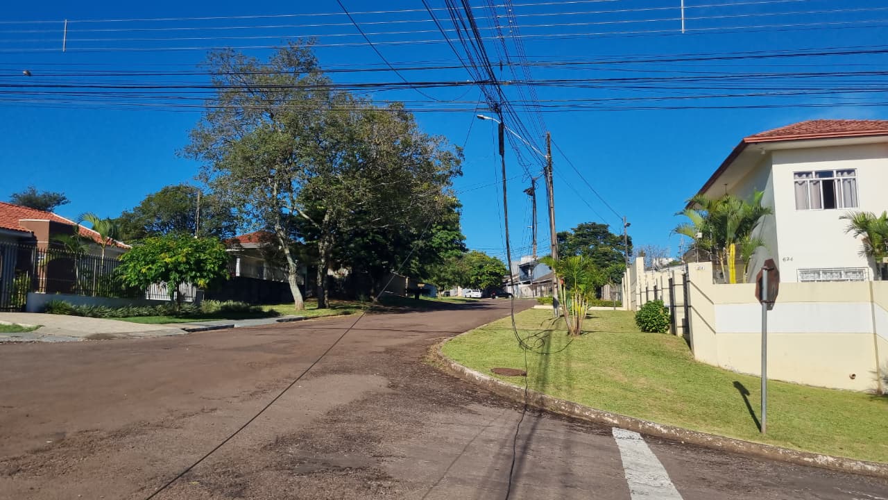 Atenção! Cabos pendurados no Universitário podem provocar acidentes Atenção! Cabos pendurados no Universitário podem provocar acidentes