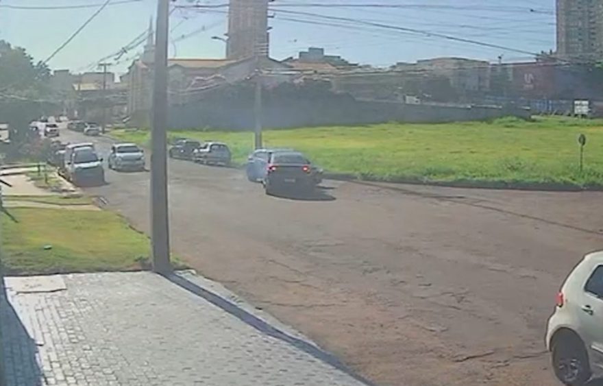 Vídeo mostra colisão frontal entre Honda Fit e Citroën Basalt no Bairro Coqueiral