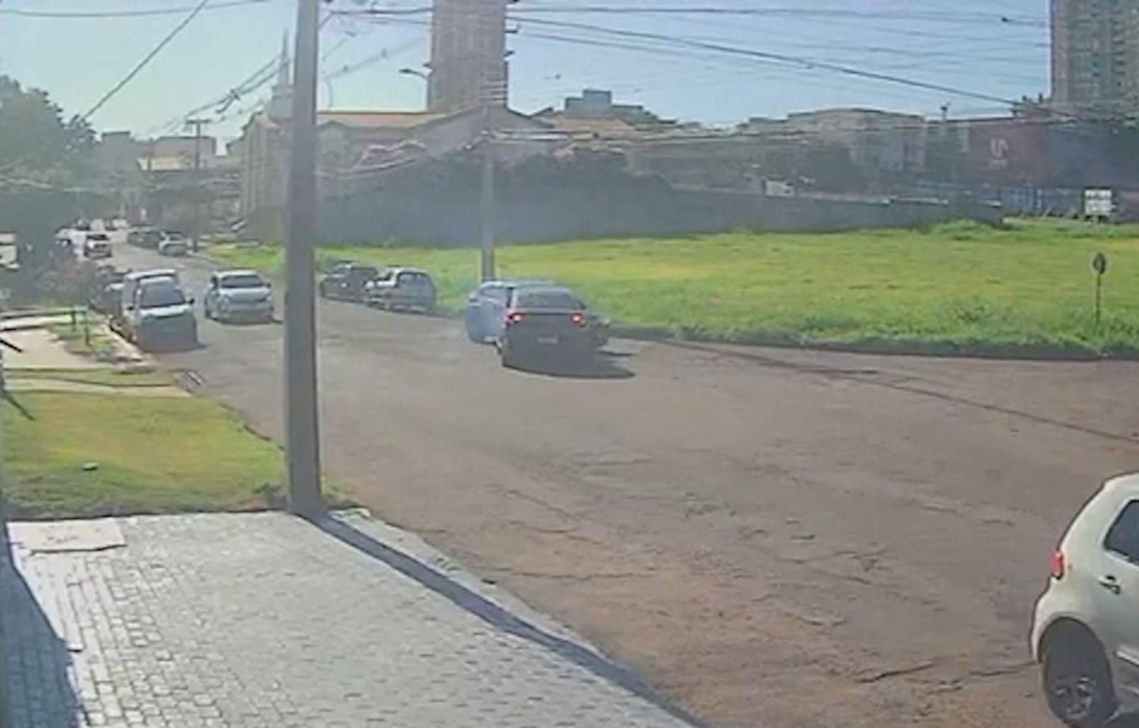 Vídeo mostra colisão frontal entre Honda Fit e Citroën Basalt no Bairro Coqueiral Vídeo mostra colisão frontal entre Honda Fit e Citroën Basalt no Bairro Coqueiral