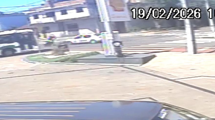 Câmera flagra acidente entre Clio e Honda CG Titan na Avenida Tito Muffato 