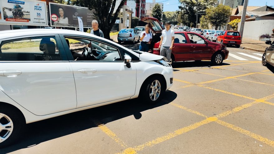 Palio e Fiesta se envolvem em acidente no Centro de Cascavel
