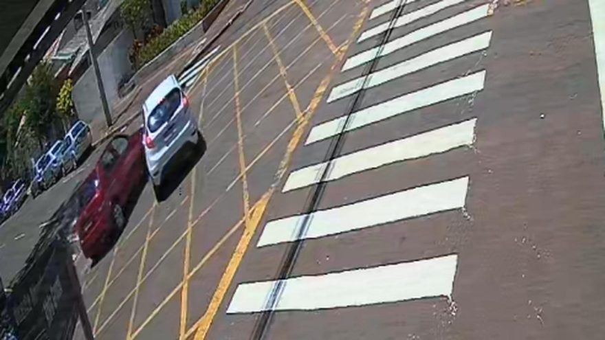 Câmera flagra Fiesta avançando preferencial e causando acidente no Centro