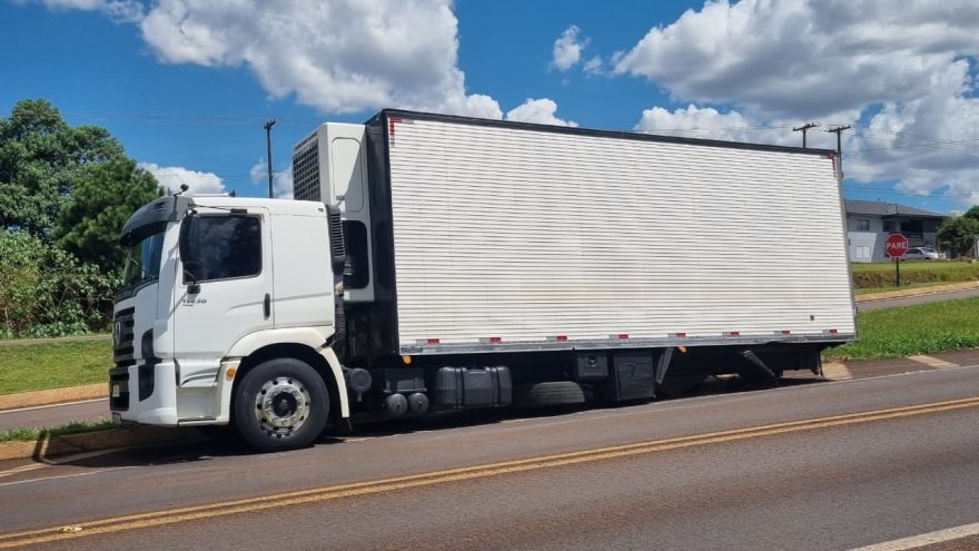 Caminhão fica parado na rodovia BR-277, em Cascavel após problema mecânico