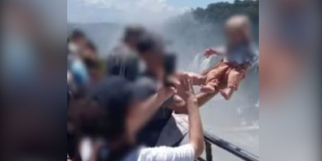 Bebê erguido sobre abismo nas Cataratas do Iguaçu revolta turistas e expõe imprudência por uma foto