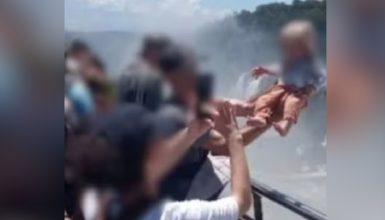 Bebê erguido sobre abismo nas Cataratas do Iguaçu revolta turistas e expõe imprudência por uma foto Imagem referente a Bebê erguido sobre abismo nas Cataratas do Iguaçu revolta turistas e expõe imprudência por uma foto