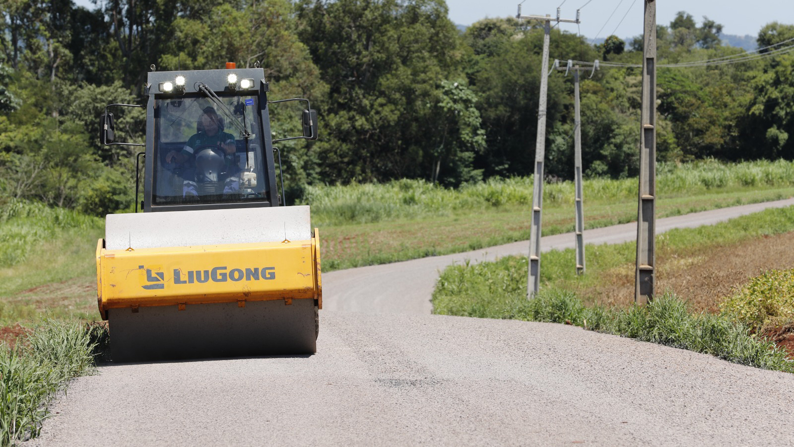 Obras de pavimentação de estrada rural e construção de Cmei no campo levam avanços ao interior de Cascavel Obras de pavimentação de estrada rural e construção de Cmei no campo levam avanços ao interior de Cascavel