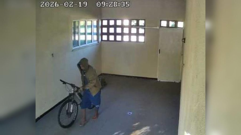 Furto de bicicleta é flagrado por câmera na Vila Militar em Cascavel Furto de bicicleta é flagrado por câmera na Vila Militar em Cascavel