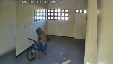 Furto de bicicleta é flagrado por câmera na Vila Militar em Cascavel Imagem referente a Furto de bicicleta é flagrado por câmera na Vila Militar em Cascavel