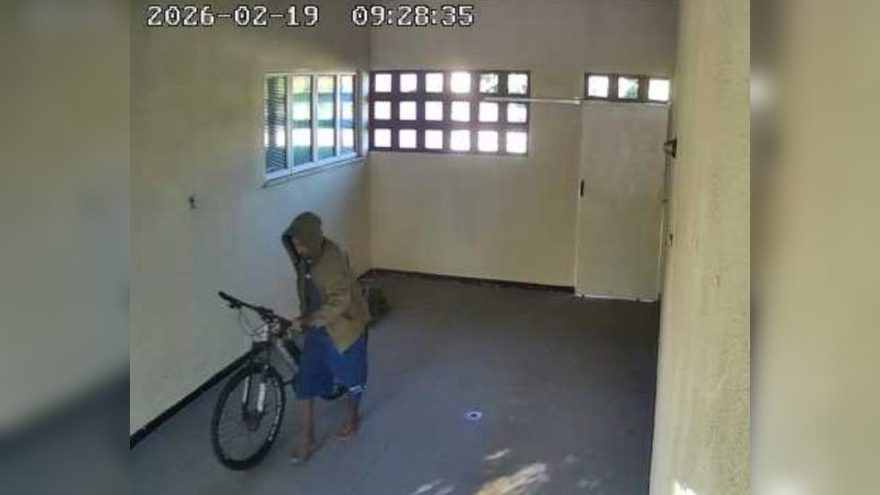 Furto de bicicleta é flagrado por câmera na Vila Militar em Cascavel