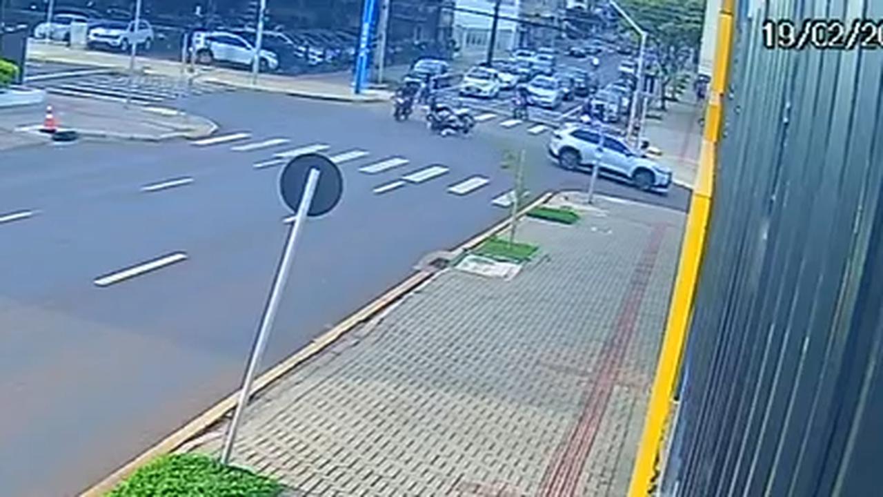 Câmera flagra Corolla Cross atingido motociclista na Avenida Carlos Gomes Câmera flagra Corolla Cross atingido motociclista na Avenida Carlos Gomes