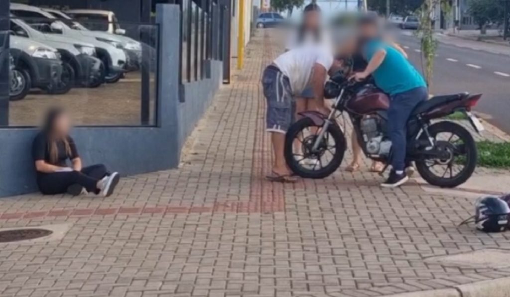 Jovem fica ferida em acidente entre moto e Corolla Cross no Centro de Cascavel